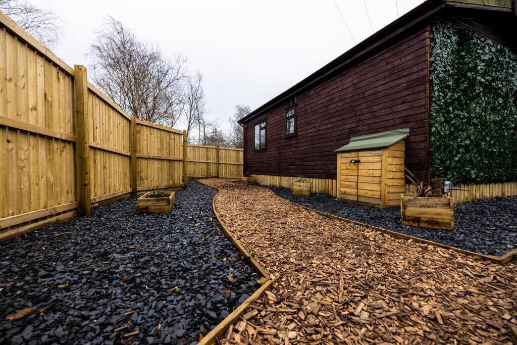 The Woodland Lodge - Wood Fired Hot Tub And Firepit Hambleton Exterior photo