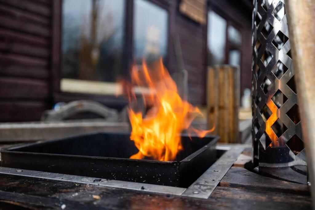The Woodland Lodge - Wood Fired Hot Tub And Firepit Hambleton Exterior photo